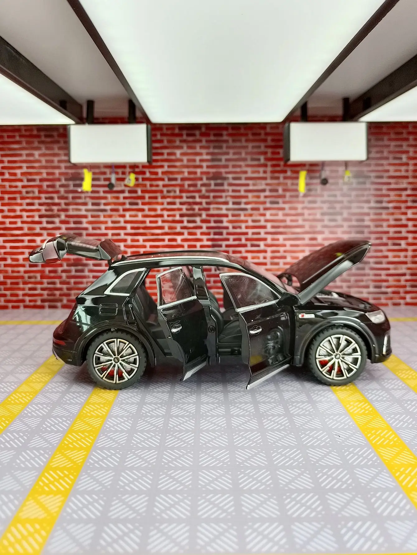 1:24 modelo de veículo off-road de liga Q5, enfeites de carro acústico-óptico, brinquedo para meninos com detalhes ricos, acabamento fino