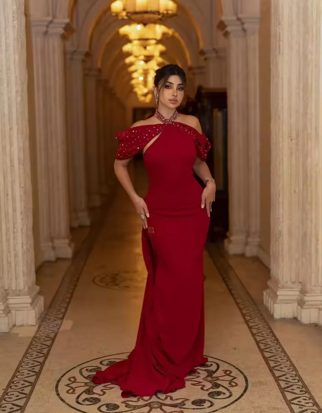 Op maat gemaakte donkerrode galajurken met lange mouwen, avondjurken met halterhals, geplooide enkellange feestjurken