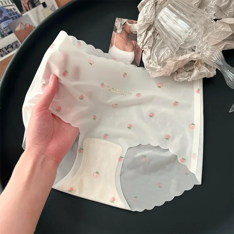

Милые бесшовные трусики из ледяного шелка, ультратонкие трусы с клубничным принтом, дышащие трусы, мягкое сексуальное нижнее белье, женские трусики M-XL
