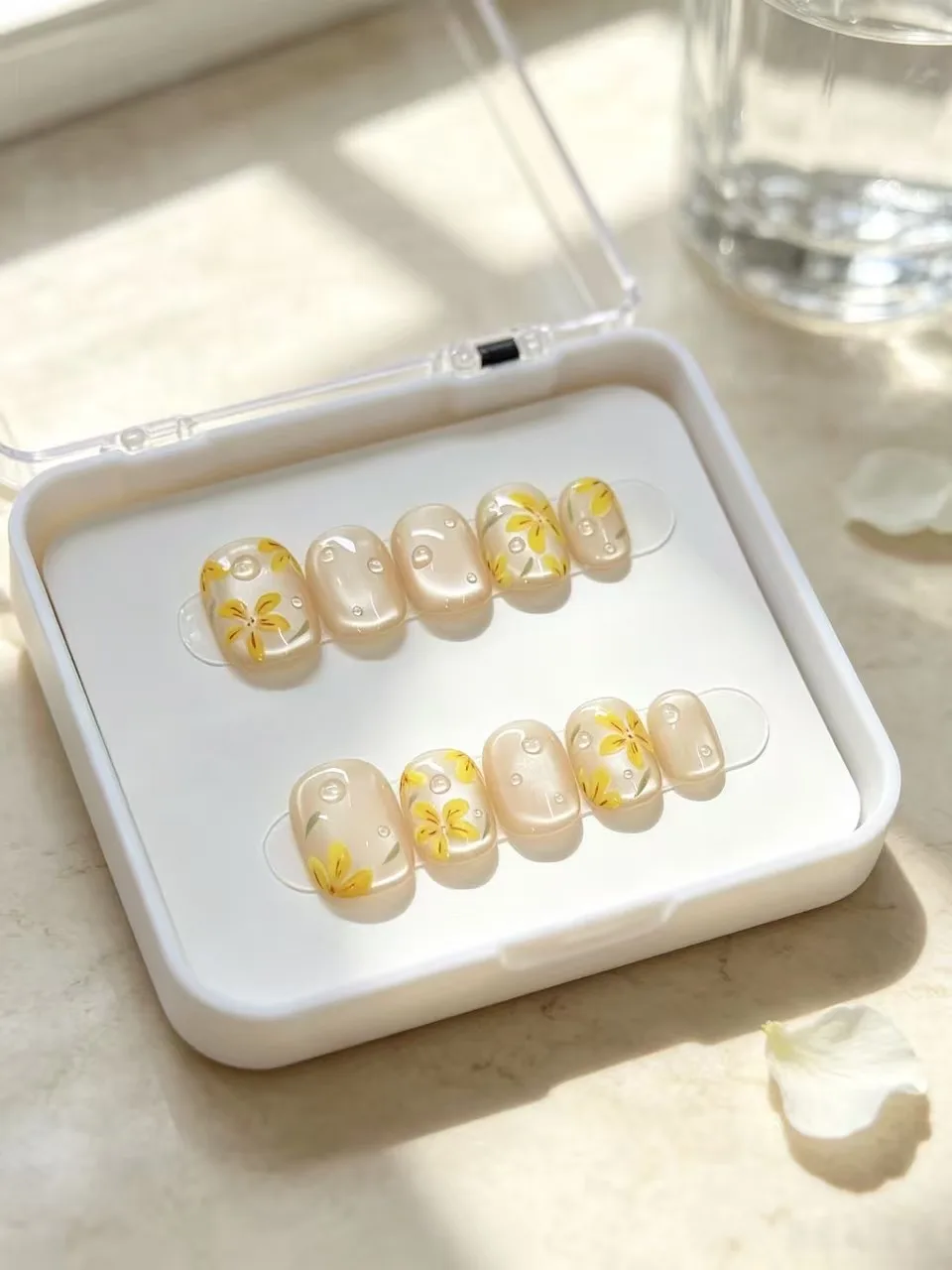 10-Piece Set of Yellow Water Lily Pearl Cat-Eye Press-On Nails, Suitable for Workplace Commuting, Spring Picnics, Korean-Style Gentle Outfits, Floral Dress Dates, Forest-Themed Photoshoots, and Everyday Commuting Styles.