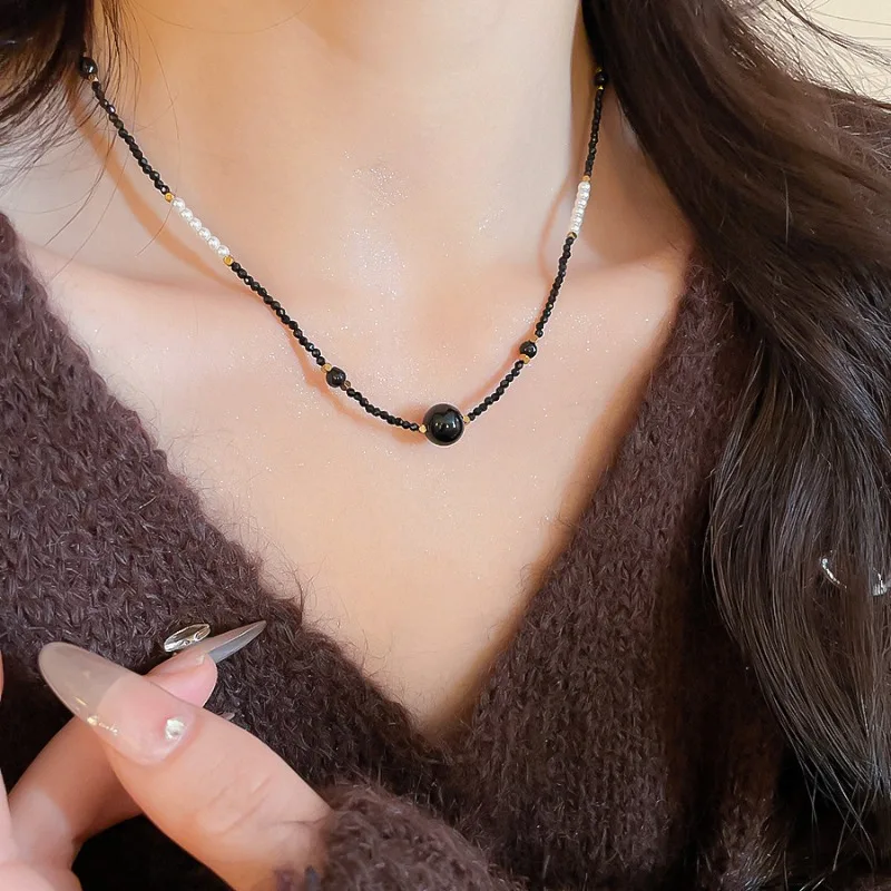 Exquisite Schwarze Glasperlen Simulierte Perlen-Halskette für Damen 18K Vergoldeter Edelstahl Strang-Choker