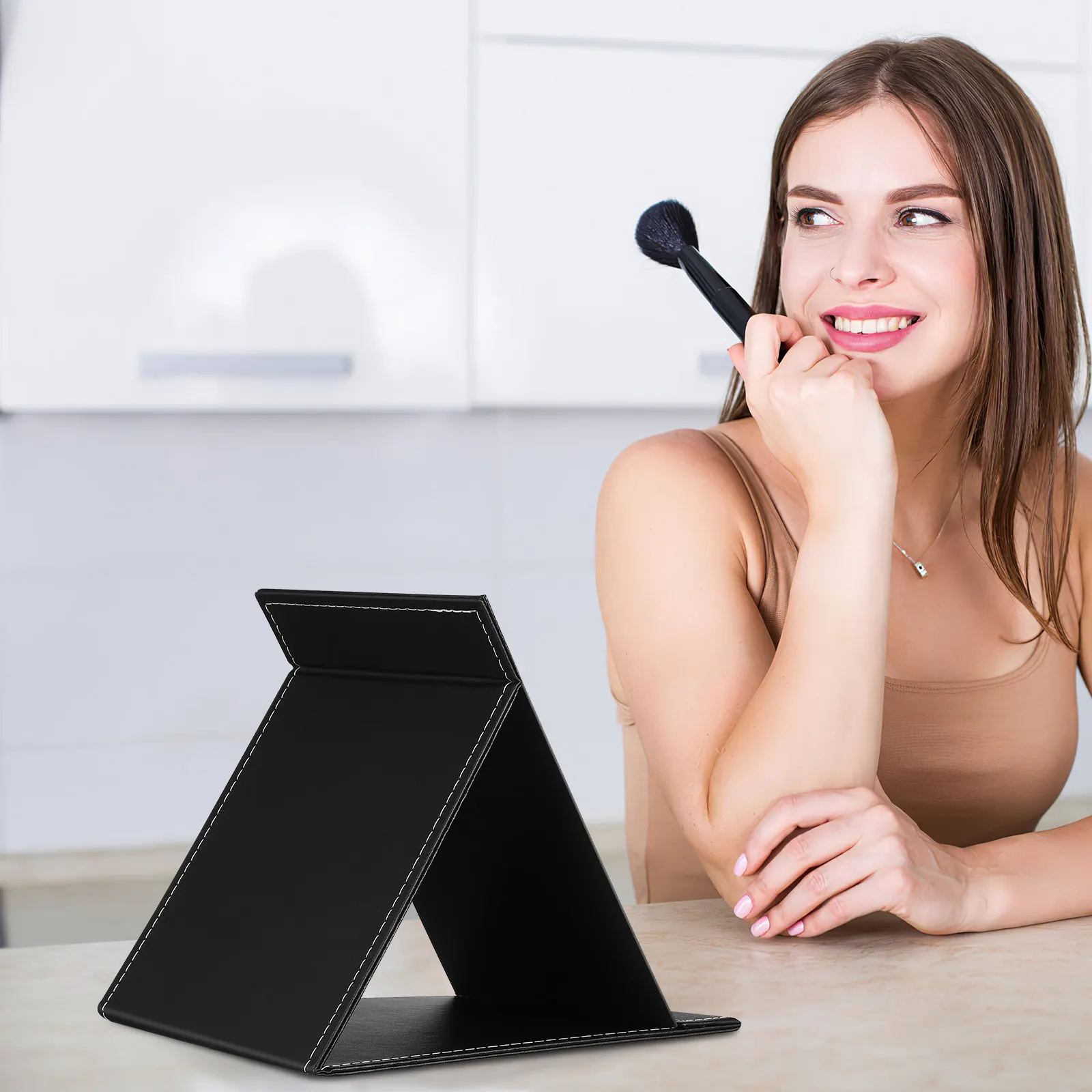 

Регулируемое складное зеркало для макияжа, легкое, без рамки, с высокой отражающей поверхностью, идеально подходит для женщин, для личного использования и путешествий.