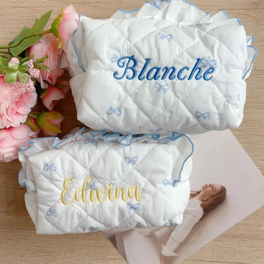 bolsa-de-maquiagem-personalizada-com-laco-e-babados-necessaire-bordada-com-nome-bolsa-de-armazenamento-de-viagem-com-laco-fofo-presente-Unico-para-cha-de-panela
