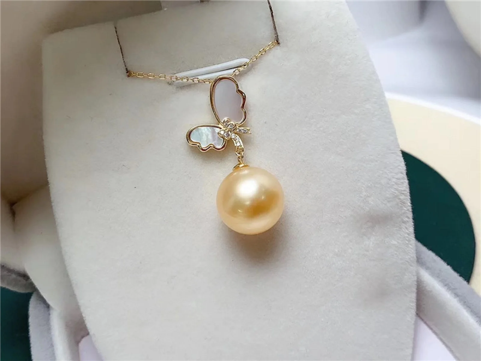 

Gorgeous AAAAA 11-12mm round Nanhai golden pearl pendant necklace 18"925s