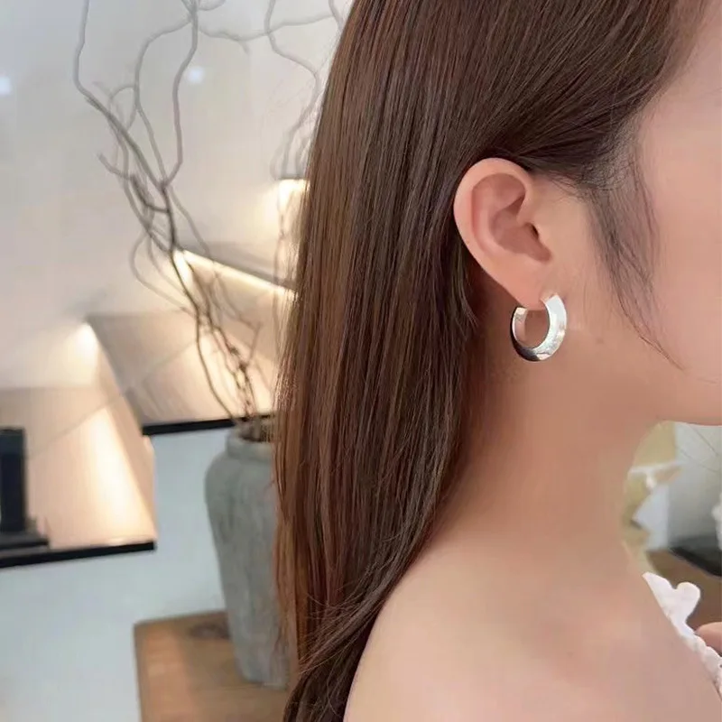 

N S925 Silver Fashion Design Sense Flying Saucer-shaped Glossy Earrings Women's Niche Light Luxury Stud Earrings