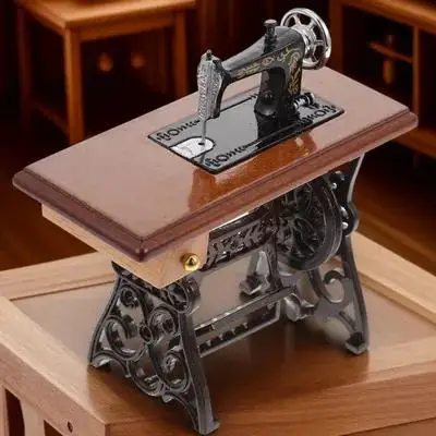 

Миниатюрная швейная машинка из дерева и сплава, декоративный аксессуар для кукольного домика, масштаб 1:12, реквизит для шитья