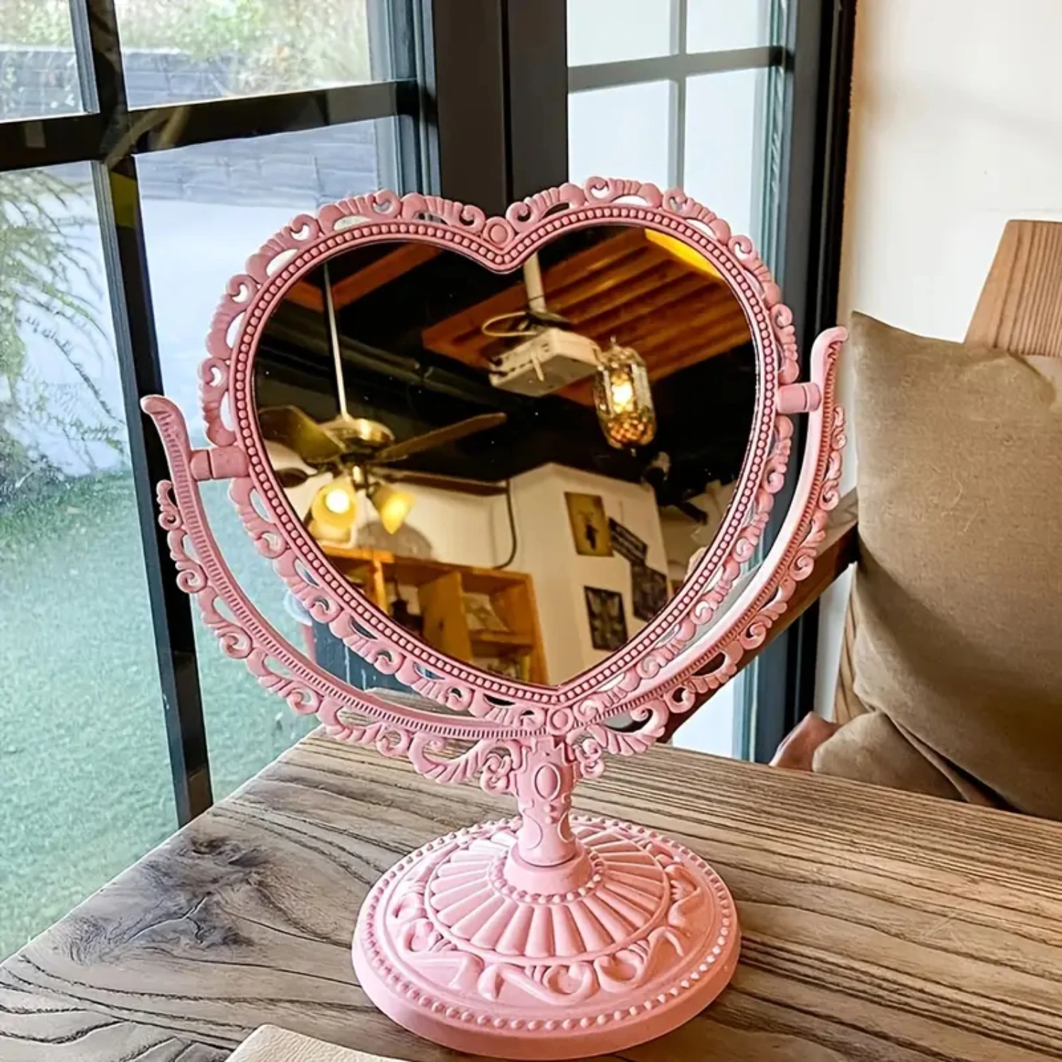 Heart-Shaped Makeup Mirror Retro European Single-Sided Makeup Mirror 360-degree Rotating Desktop Makeup Tool