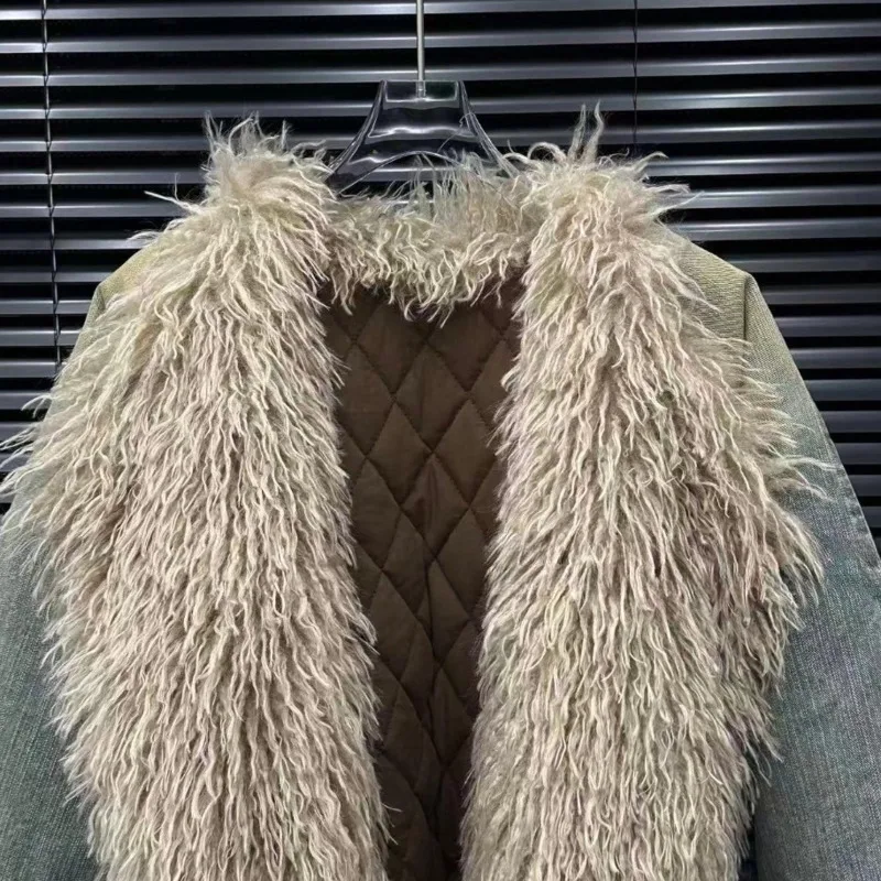 เสื้อโค้ท ANJY รุ่นใหม่ประจำฤดูใบไม้ร่วง-ฤดูหนาว ปี 2025 สำหรับผู้หญิง ดีไซน์ทันสมัย ปกใหญ่ ผ้ายีนส์ฟอกสีวินเทจไล่เฉดสี แต่งขนเฟอร์ที่ปกเสื้อ บุซับในอย่างดี สไตล์เก๋ไก๋ รุ่น A16288