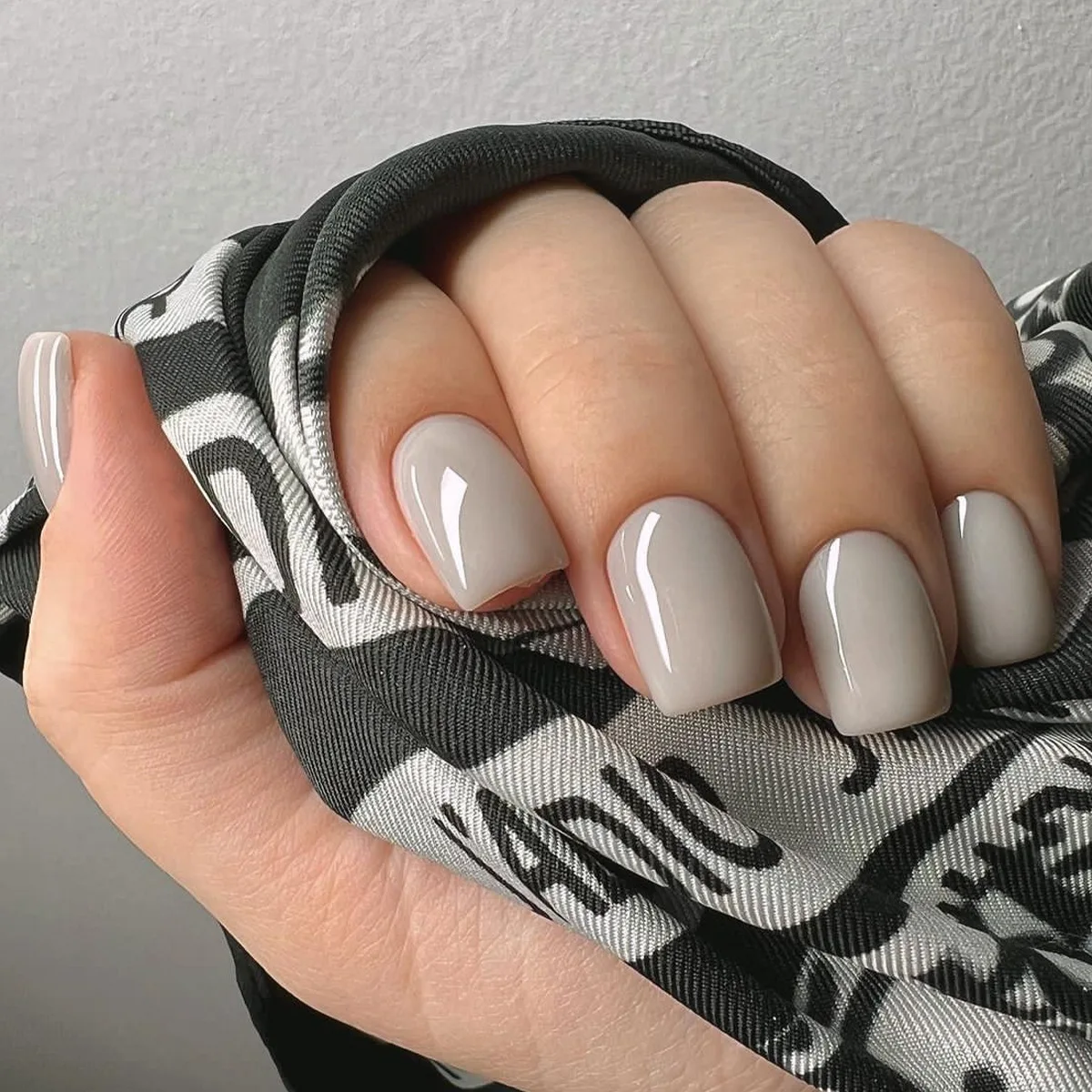 24p Francuskie krótkie sztuczne paznokcie w jednolitym kolorze Prosty i elegancki design Fałszywe paznokcie Pełne pokrycie Odpinane sztuczne paznokcie