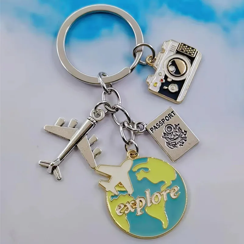 LLavero de viaje con letras de A-Z, accesorio de moda con esmalte, avión, cámara de tierra, colgante de coche hecho a mano, novedad