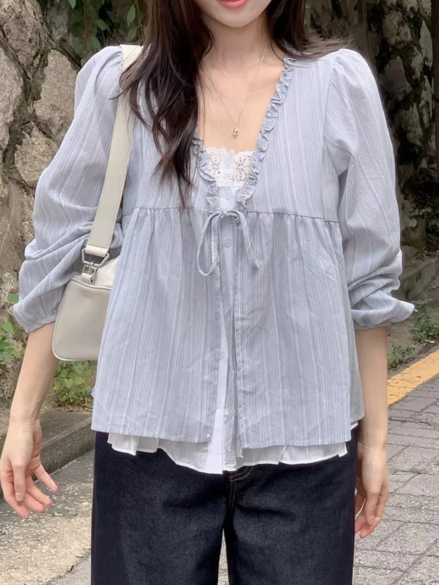 

Новая весенняя женская рубашка в корейском стиле Liangliang Home: свободный крой, V-образный вырез, полосатый дизайн, длинный рукав, с поясом, из полиэстера.