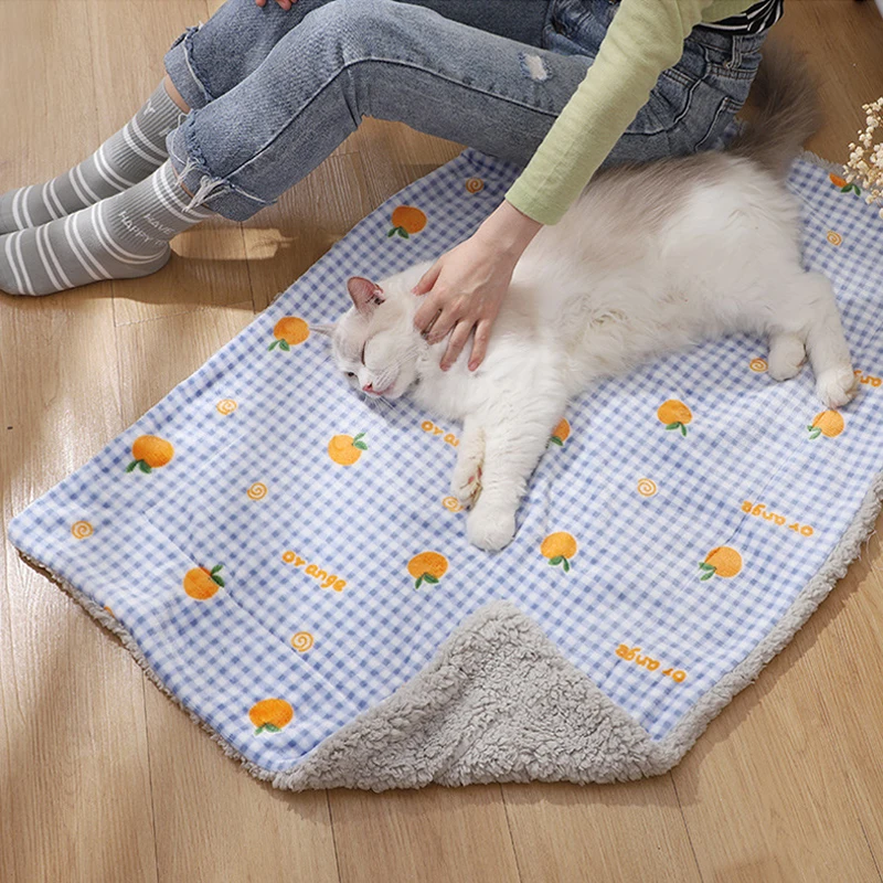 Thickened Dog Blanket Warm Dog Sleep Pad Cotton Warm Pet Blanket Soft and Comfortable Cat Cover Blanket Bed Sheet Pet Supplies