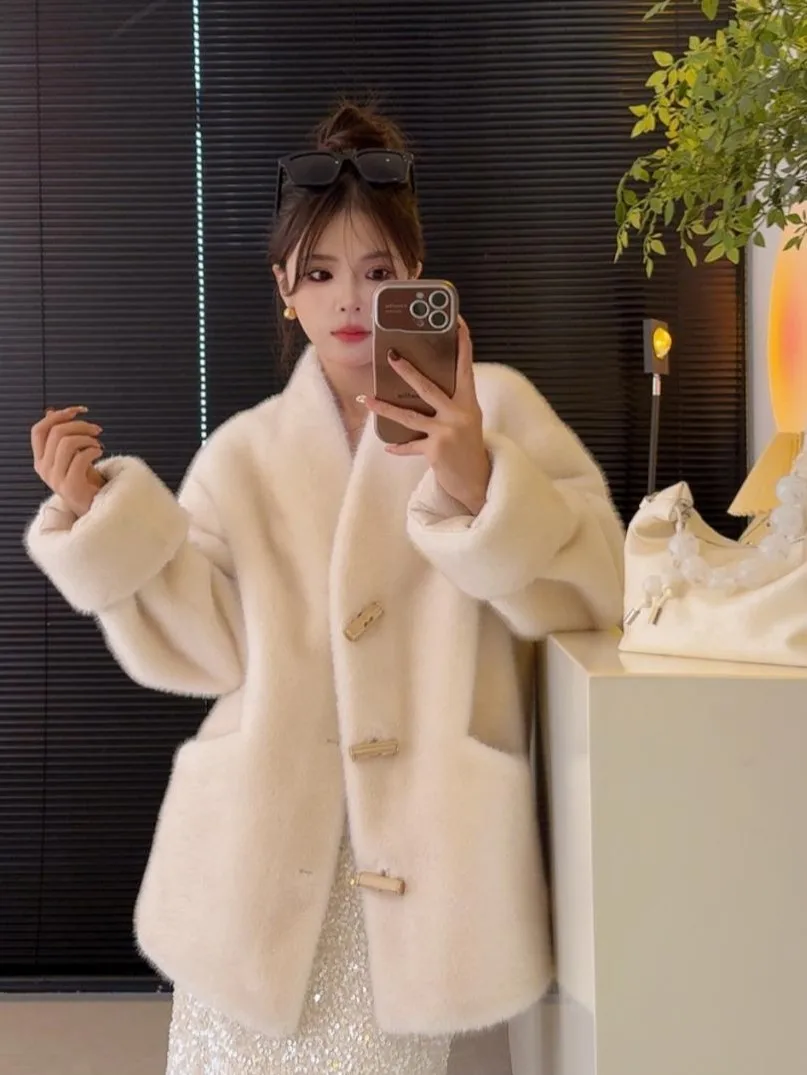 เสื้อโค้ทขนเฟอร์เทียมสีเขียวสำหรับผู้หญิง สไตล์โดดเด่น ความยาวระดับสะโพก เหมาะสำหรับเจ้าสาวและคุณแม่  บุด้วยผ้าถัก  ทรงเข้ารูป  คอปกแบบพัน  หลากสีสัน  วิบวับ  ให้ความอบอุ่น