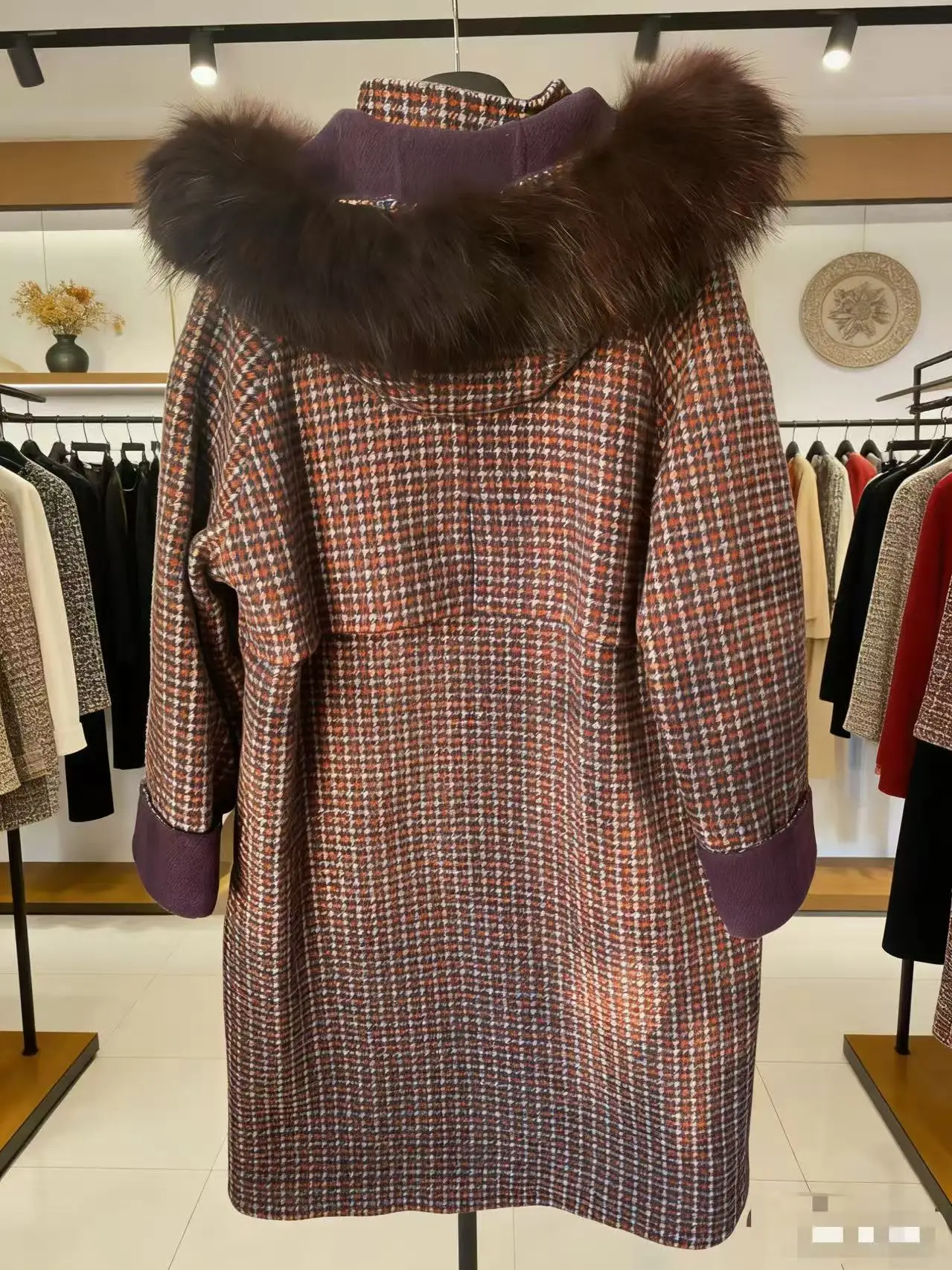 2025 Winter Plaid Coat Fur-Lined Hood Contrasting Details A single coat exudes retro elegance and luxury—a fashionable overcoat