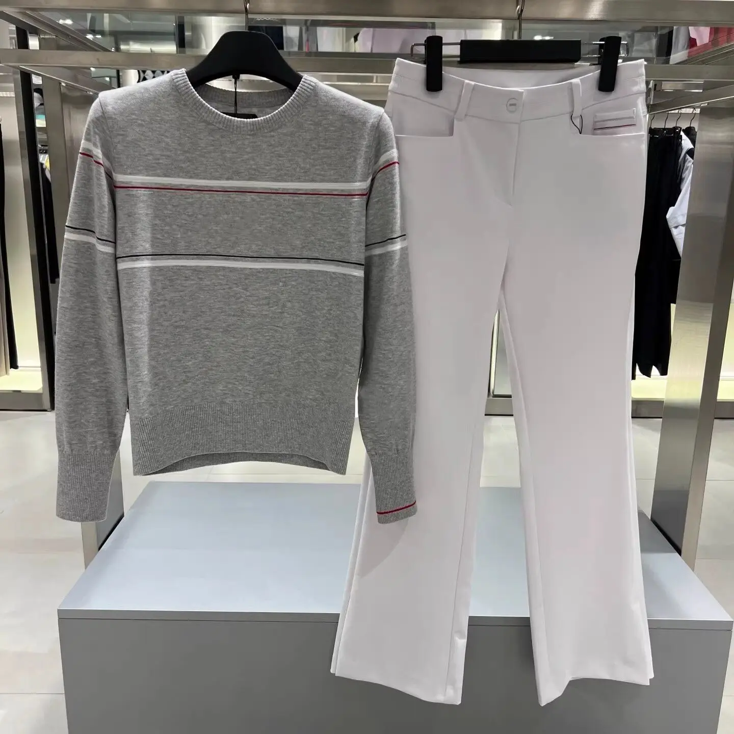 

Новинка 2026: Женский приталенный вязаный топ с круглым вырезом и полосками, с длинными рукавами — спортивный и повседневный, универсальный; стильные прямые брюки.