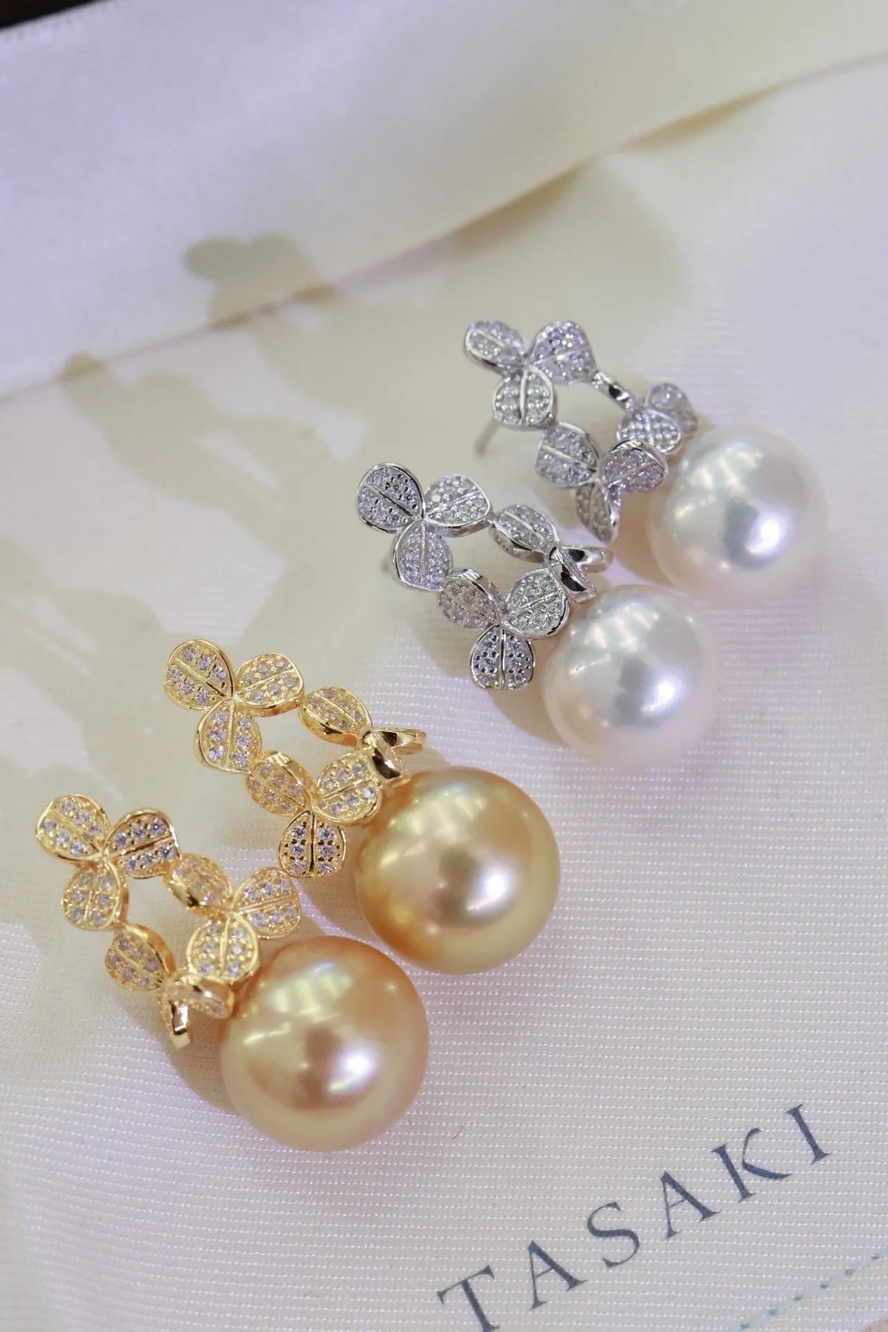 

Gorgeous earrings AAA 10-11 mm natural South Sea round pearl earrings 925s