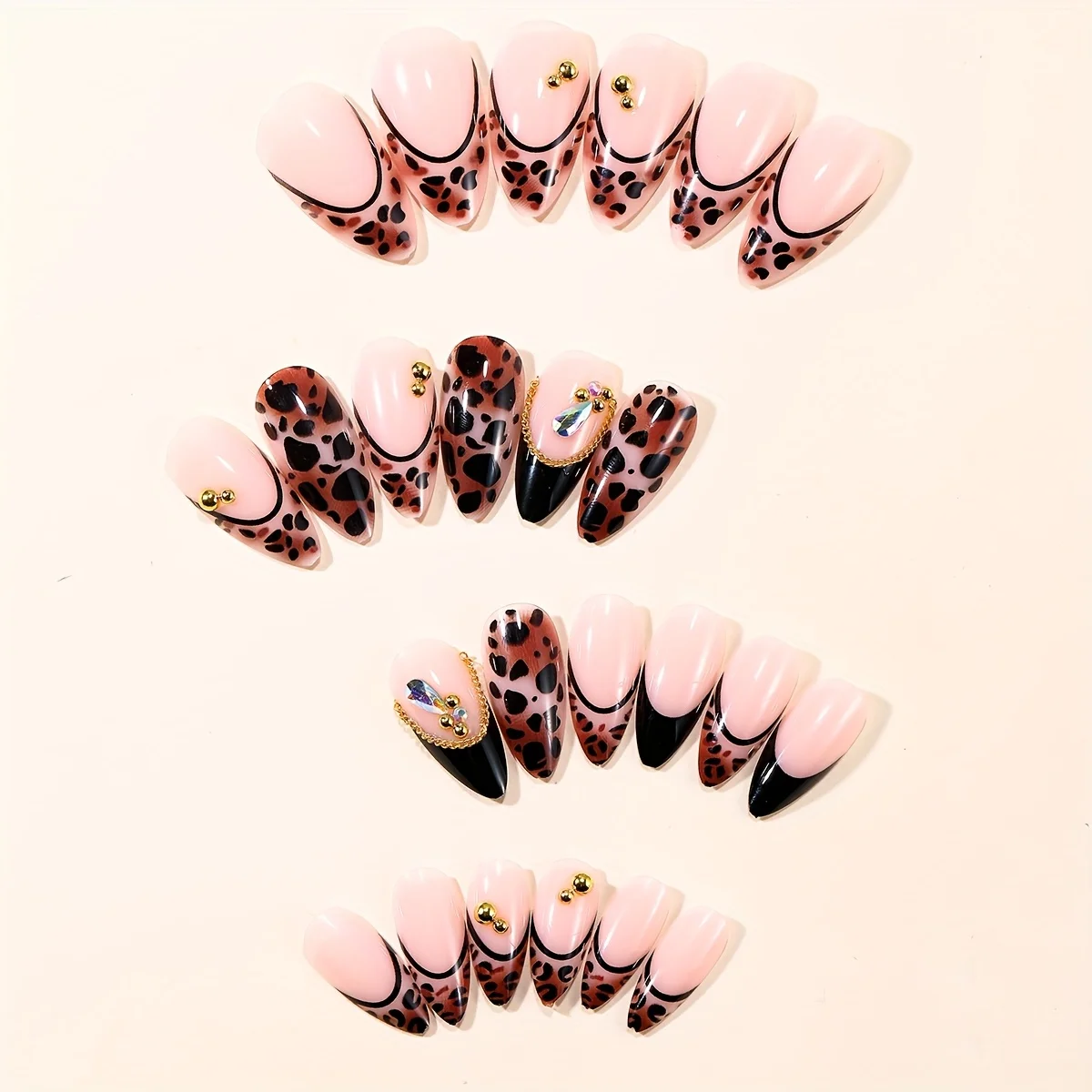 24 uñas postizas en forma de almendra, puntas francesas negras brillantes con estampado de leopardo y detalles dorados, cobertura completa para mujeres