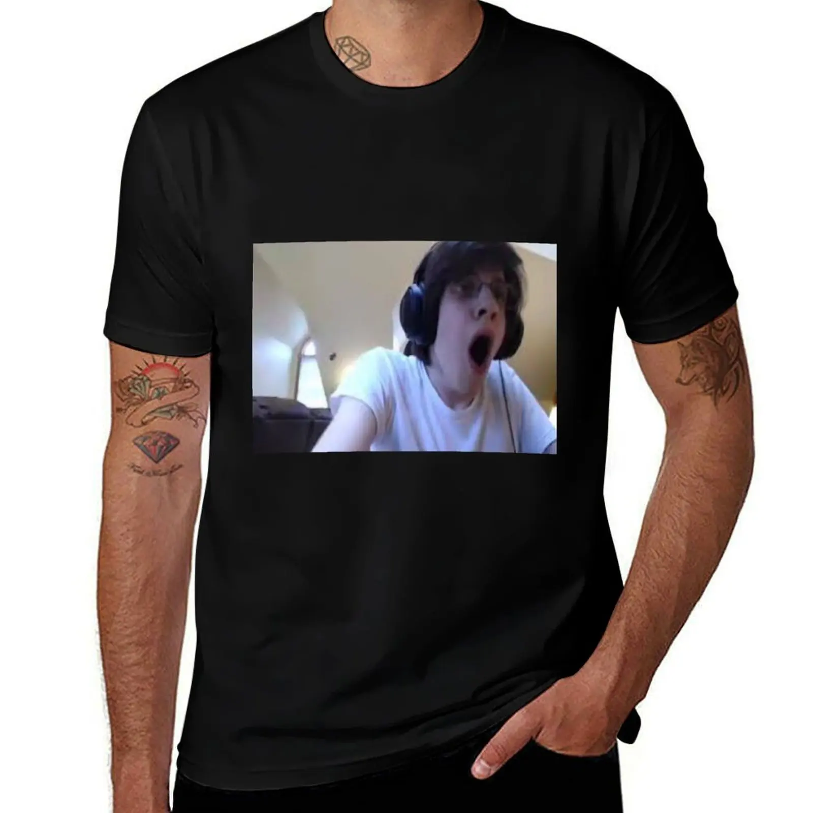 npesta's reaction T-Shirt Vintage Print Crew Neck Tee T-Shirt