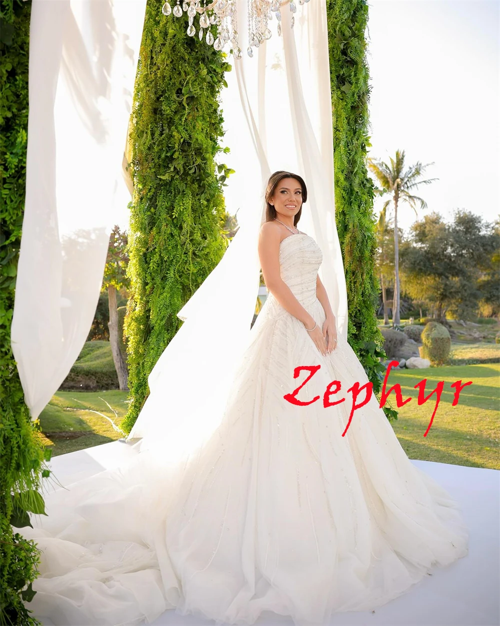 カスタマイズされた絶妙なホワイトチュールのウェディングドレスエレガントなストラップレスノースリーブブライダルドレスチャペルトレインジッパーバックドレス