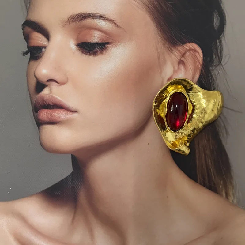 Fashionable and Premium Retro Metal Ruffle-Edged Colored Resin Gemstone Earrings for Women