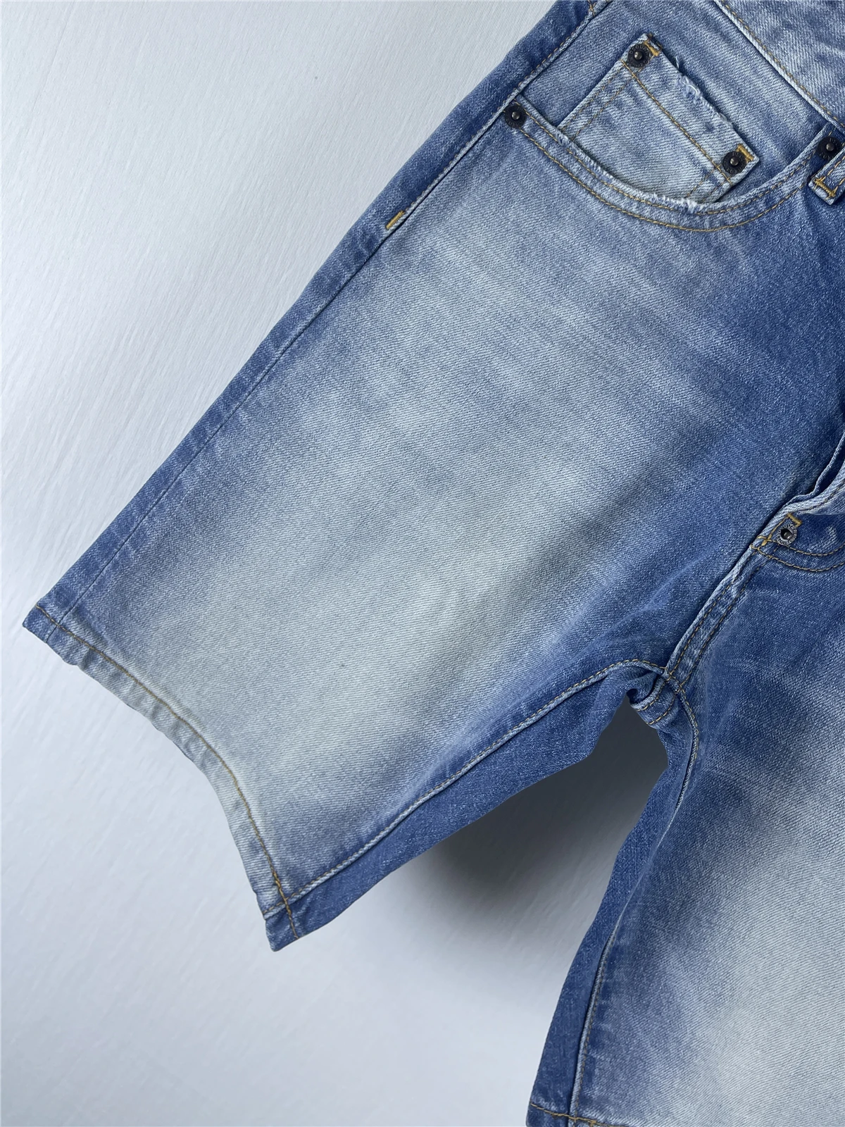 

D602 Spring and Summer New Men's Jeans Trendy Men's Washed Ripped Patch Paint Slim-fit Micro-elastic Denim Shorts for Men