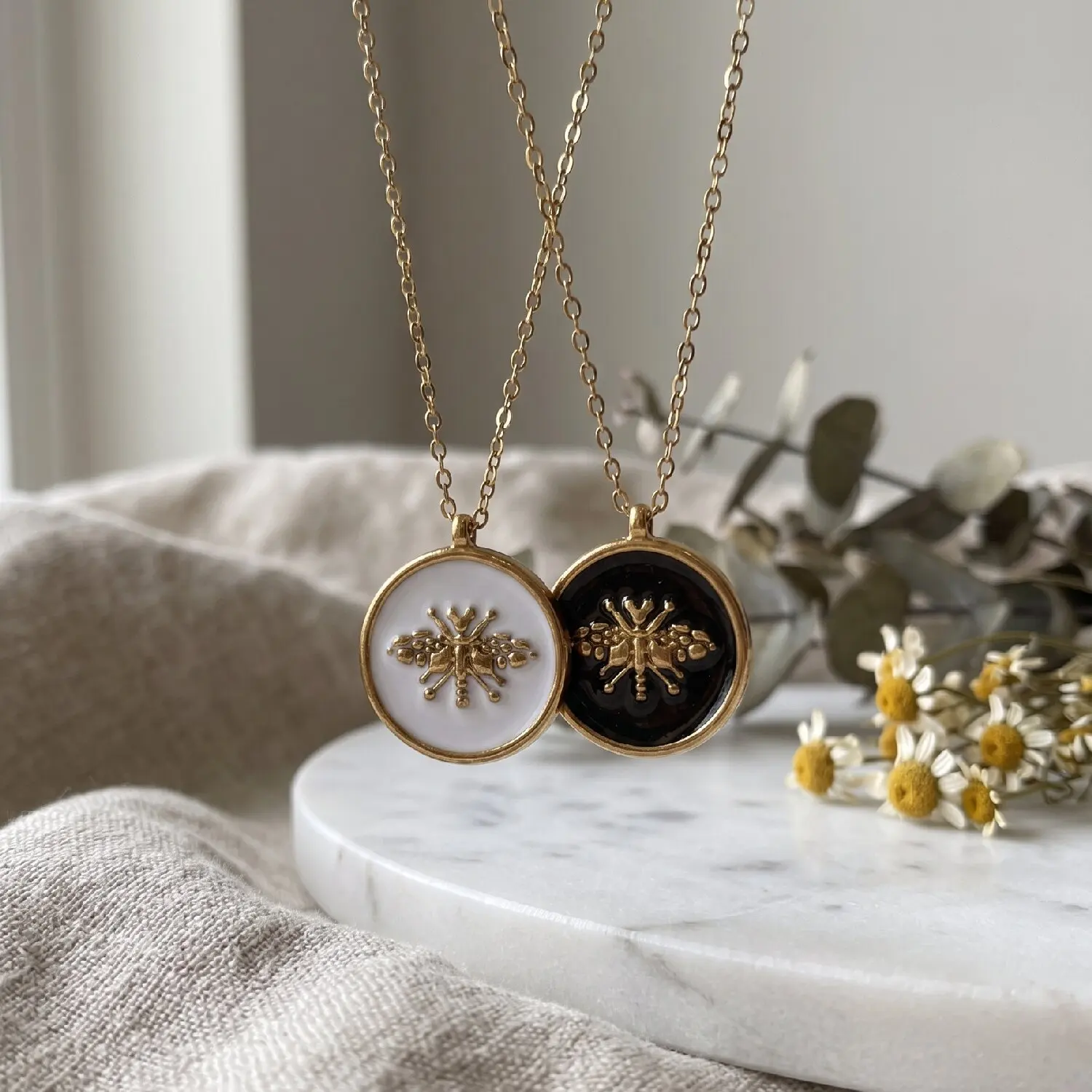 Stainless Steel Vintage Round Bee Pendant Charms Necklace For Women Geometric Circular Insect Chain Choker Fashion Jewelry