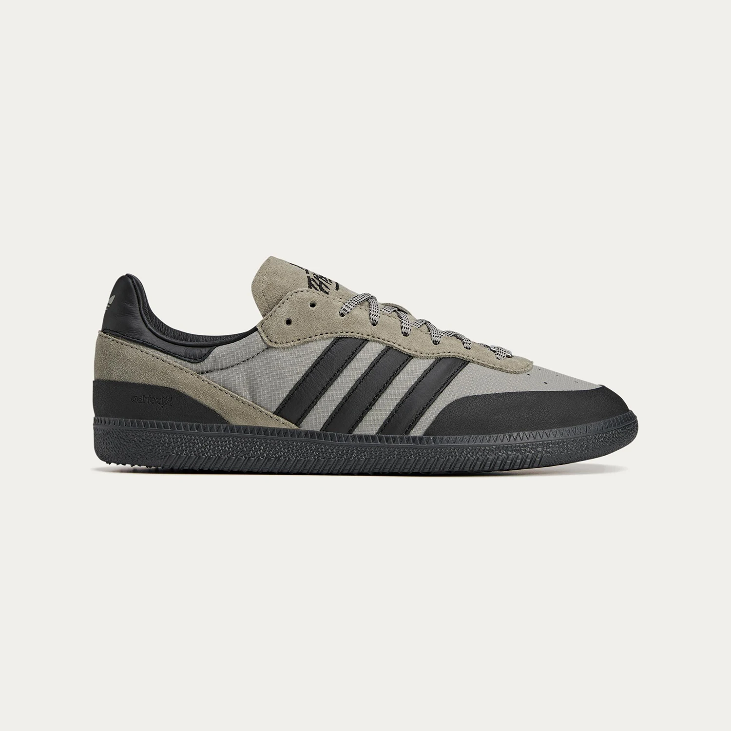 

Adidas Genuine Originals Unisex Classic Casual Sneakers JR5536