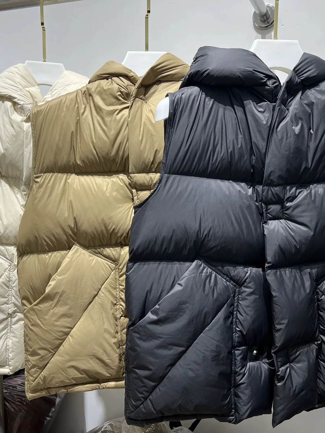 Winter New Women's down Vest Ultra-light Puff Thiened White Du Feather Bread Sle Faionable Hooded oulder Pad Trendy