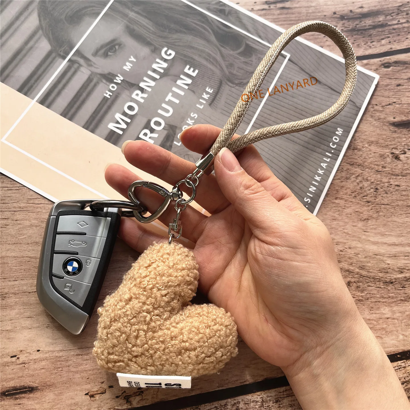 

Ремешок на запястье для мобильного телефона, ремешок в форме сердца для телефона на руку, мягкая телефонная цепочка, изысканный шнур для ключей, противоугонный ремешок, удобные аксессуары