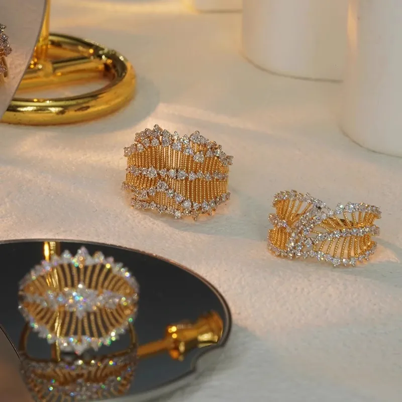 Foydjew Italian Vintage Jewelry Hollow Design Gold Color Rings Inlaid Zircon Elegant Banquet Party Accessories For Women