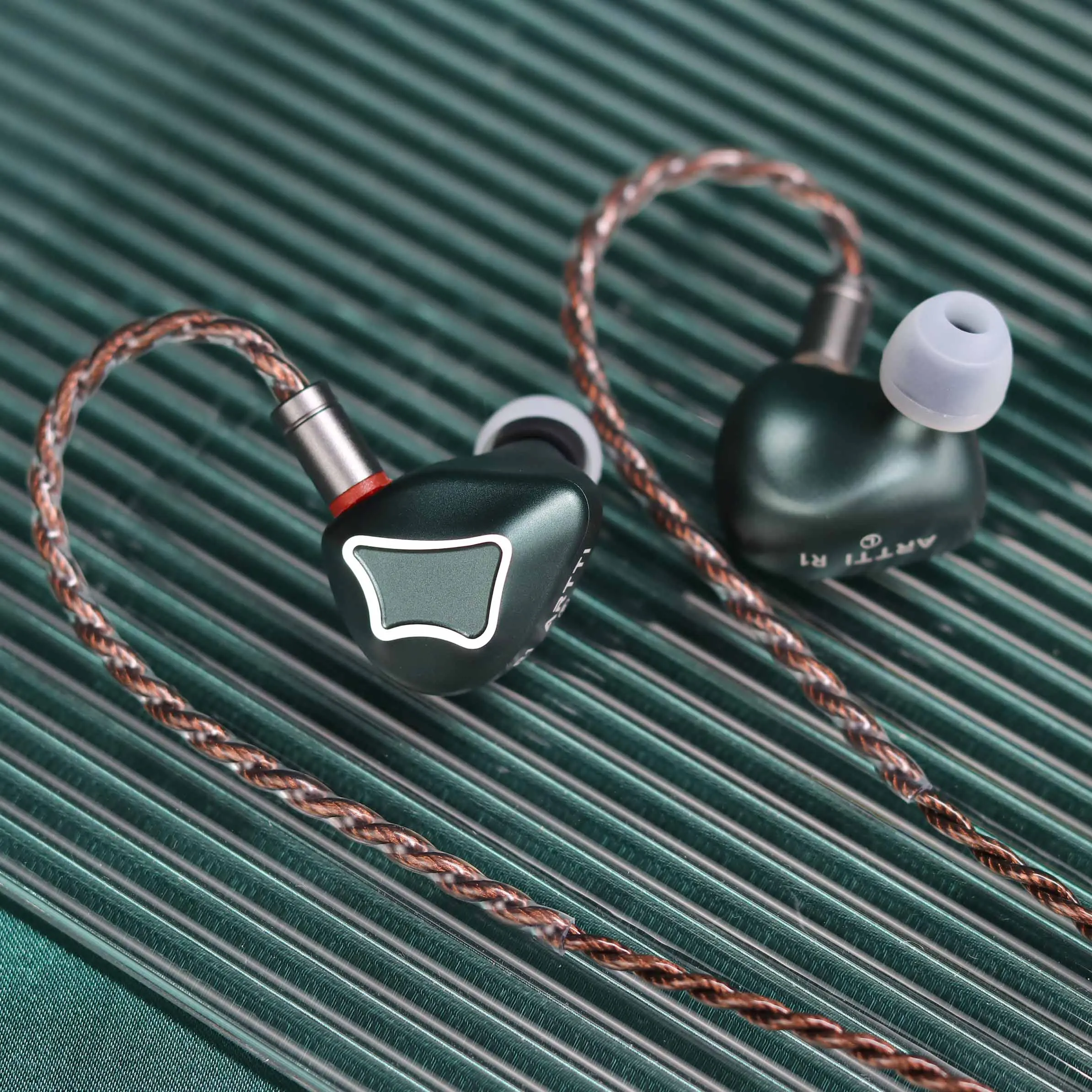 ARTTI T10&R1&R2 In-Ear-HiFi-Kopfhörer, kabelgebundene IEMs, Monitore, 14,2 mm Planar-Treiber, strukturierter Bass, 0,78 mm 2-Pin- und 3,5 mm/4,4 mm-Anschluss – Detail 10