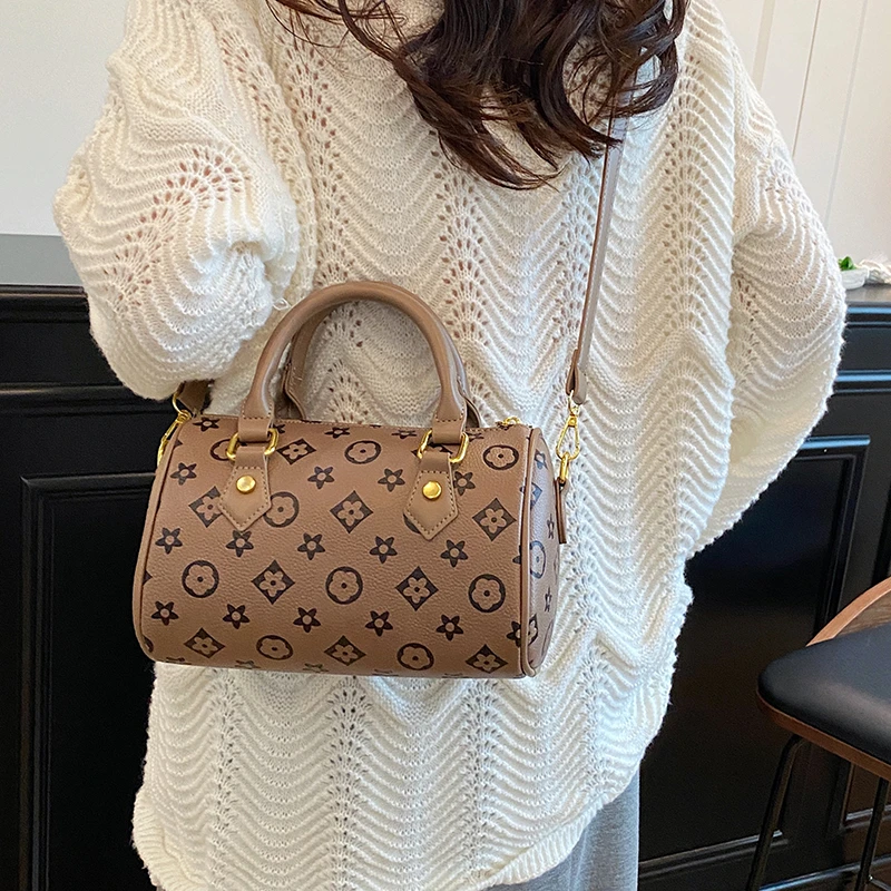 

Elegant Women's Leather Classic Fashion Shoulder Tote Bag Luxury Designer Crossbody Handbag For Everyday Modern City Style