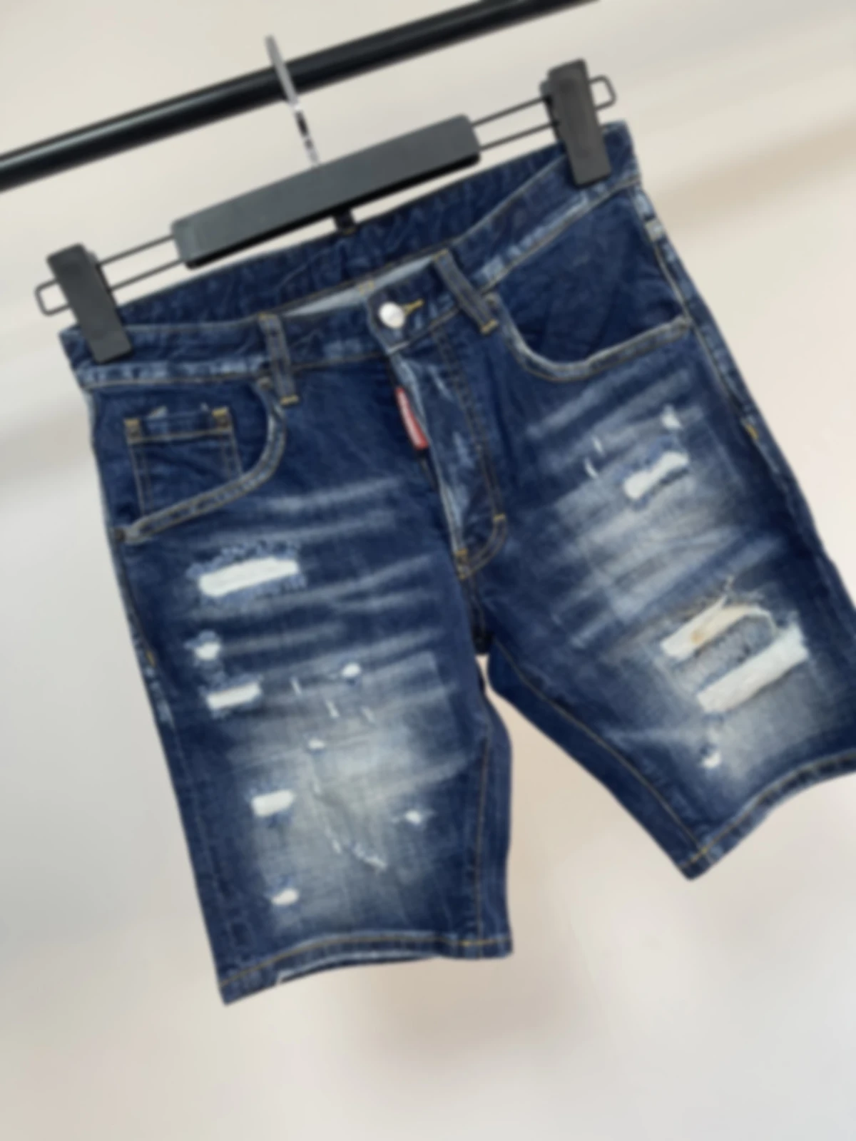 

2024 Spring/Summer New D2 Jeans Trendy Men's Water Washed, Scratched, Patched, Painted, Slimming, Micro Elastic Denim Shorts for