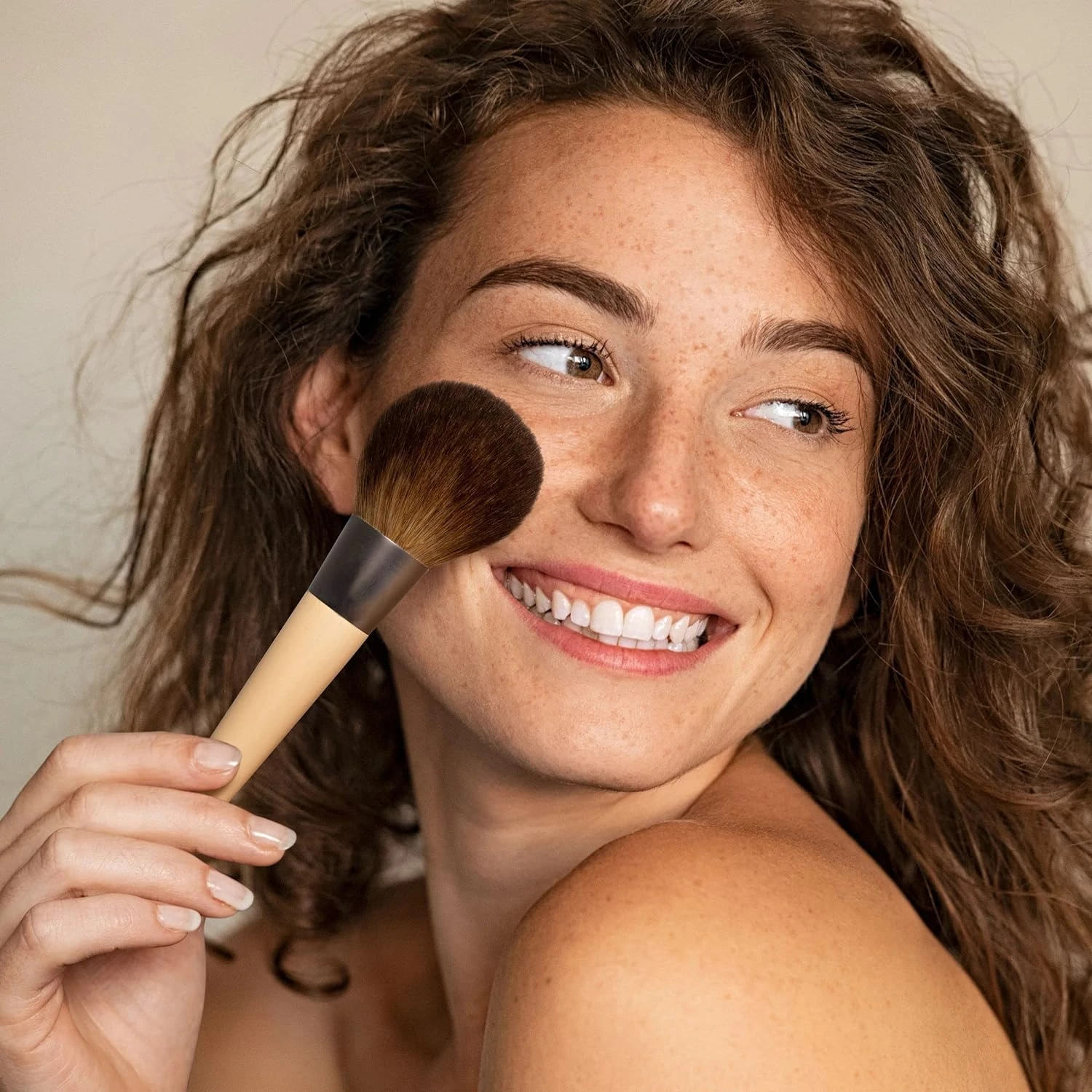 

Cruelty-Free XL Fluffy Soft Synthetic Bristle Powder Brush - Ideal for Loose & Pressed Powder, Eco-Friendly - 1 Count Tools Pw