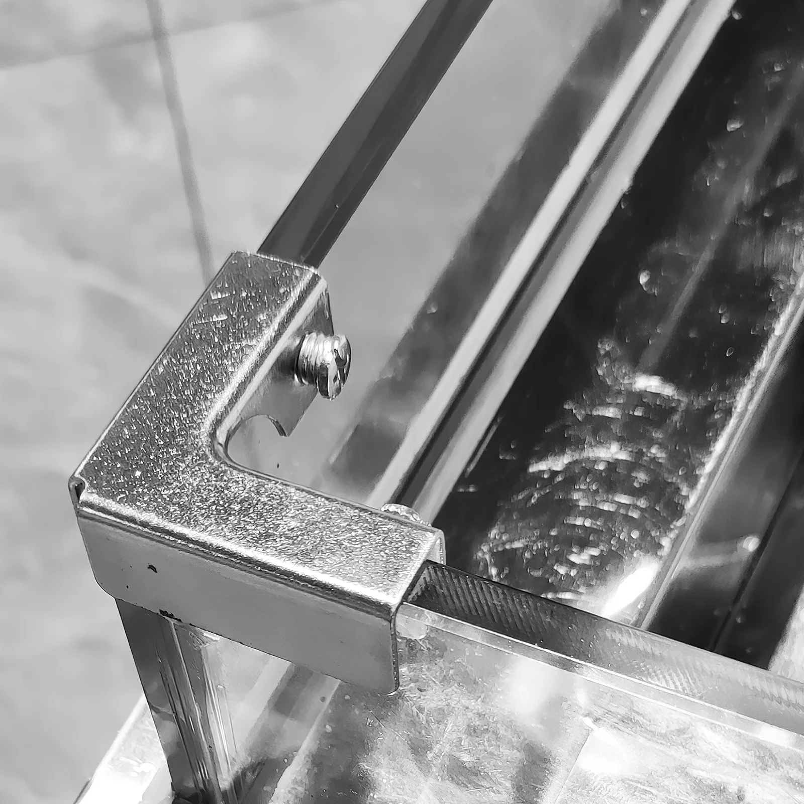 

4Pcs L-Shaped Stainless Steel Glass Clamp Brackets Durable Furniture Support Clips for Railing Fence Glass Shelf Fixation