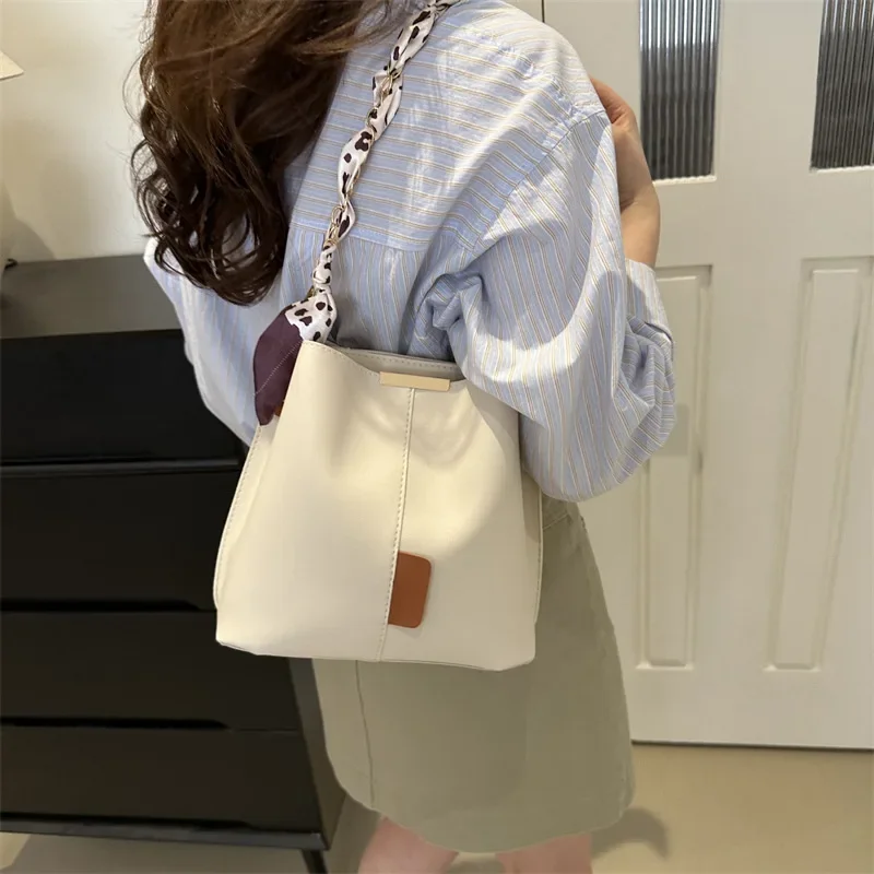 

2024 New Fashion Shoulder Bag Textured PU Bucket Bag Niche Versatile Chain Crossbody Bag