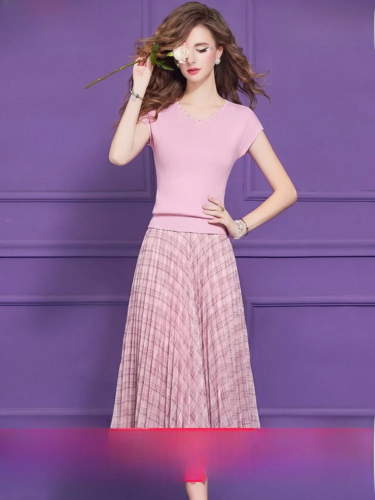 

Fashionable Age-Defying Set for Women Summer Slimming round Neck Knitted Top And Plaid Skirt Short Sleeve V-Neck T-Shirt