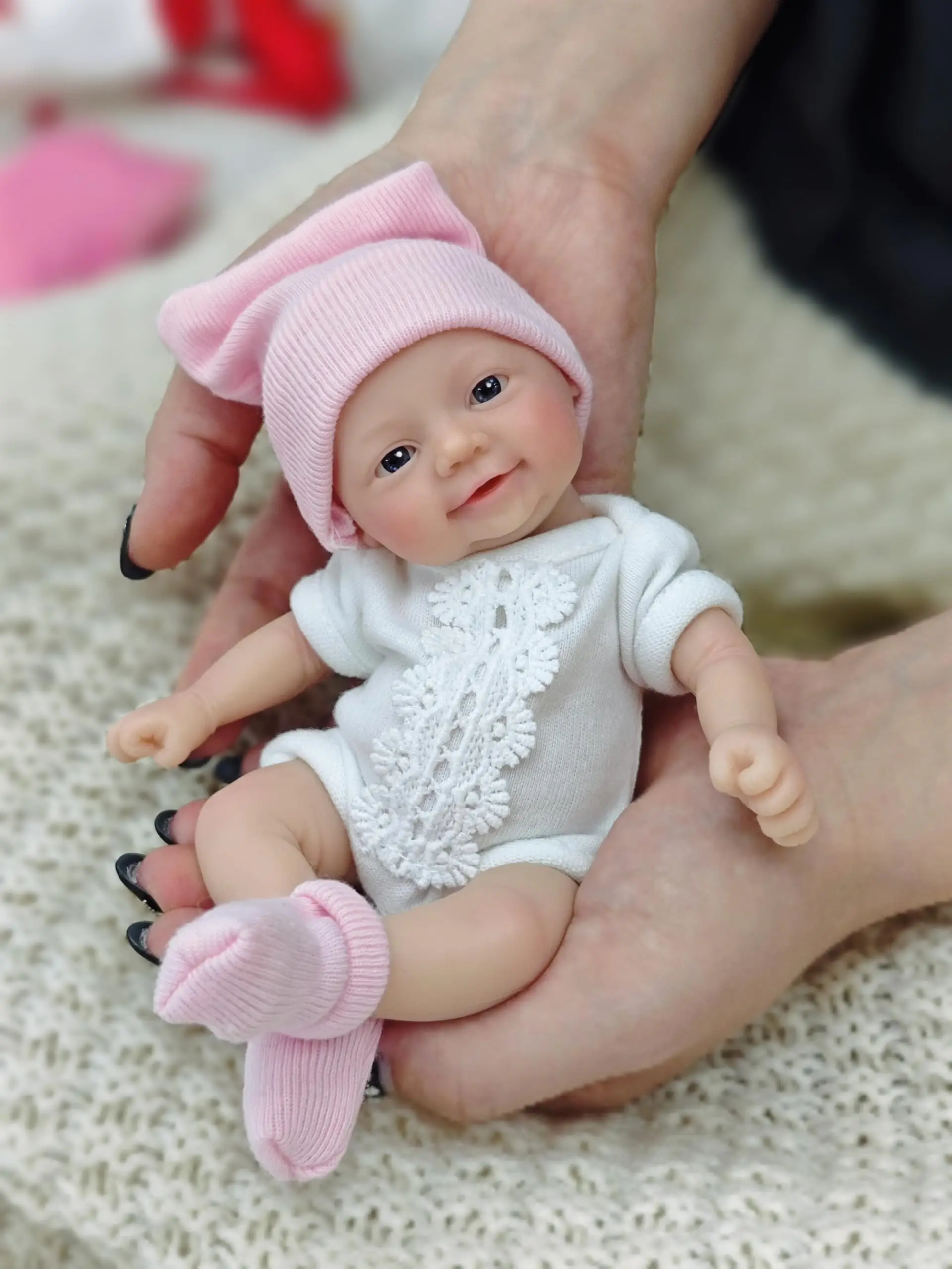 7" Realistische Miniatur-Babypuppe aus Vollsilikon mit offenen Augen, inklusive Zubehör für Sammler und als Geschenk. – Detail 4