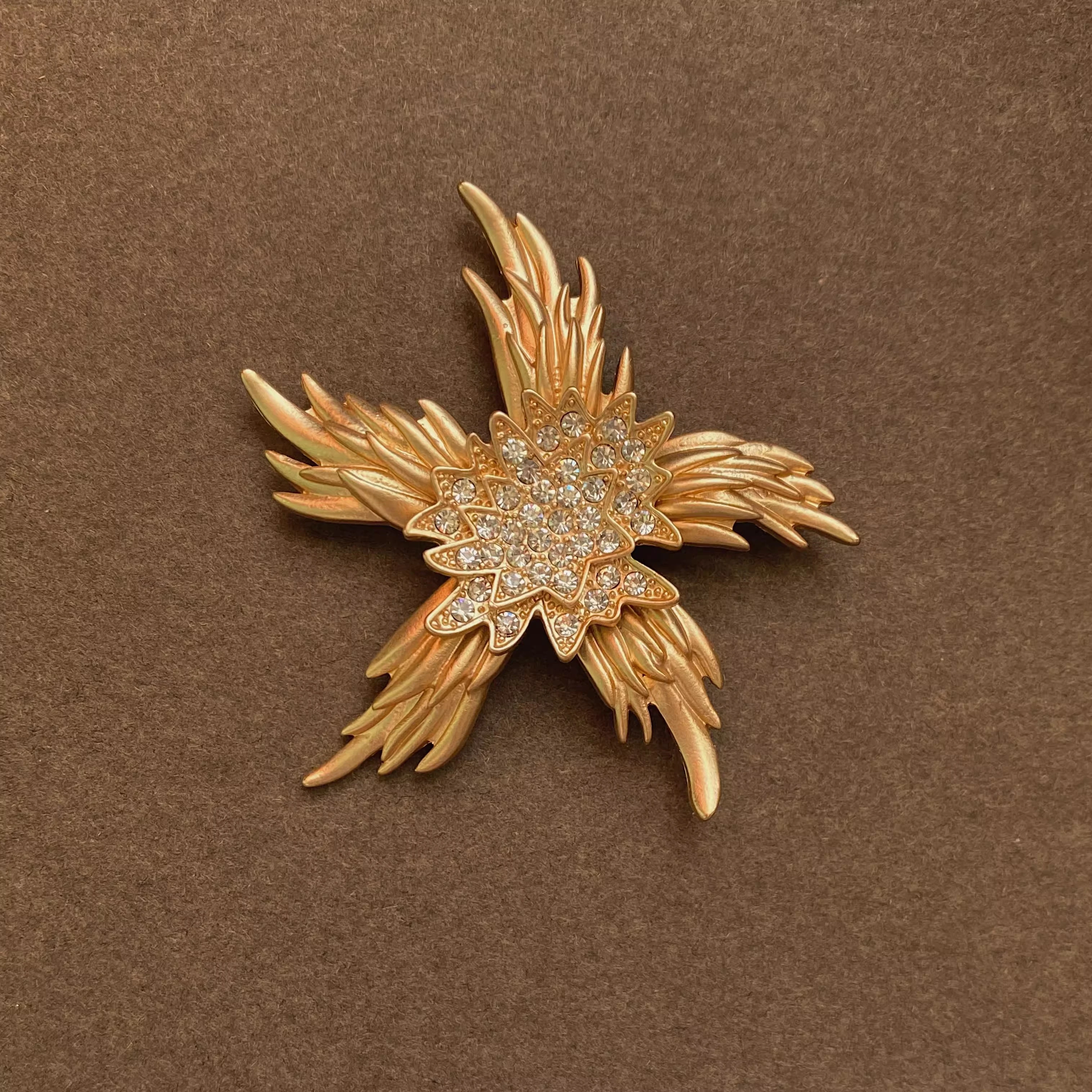 SKEDS Vintage Rhinestone Flower Brooch Elegant Metal Aniaml Pins Coat Accessory for Autumn Winter Niche Suit Plant Pin