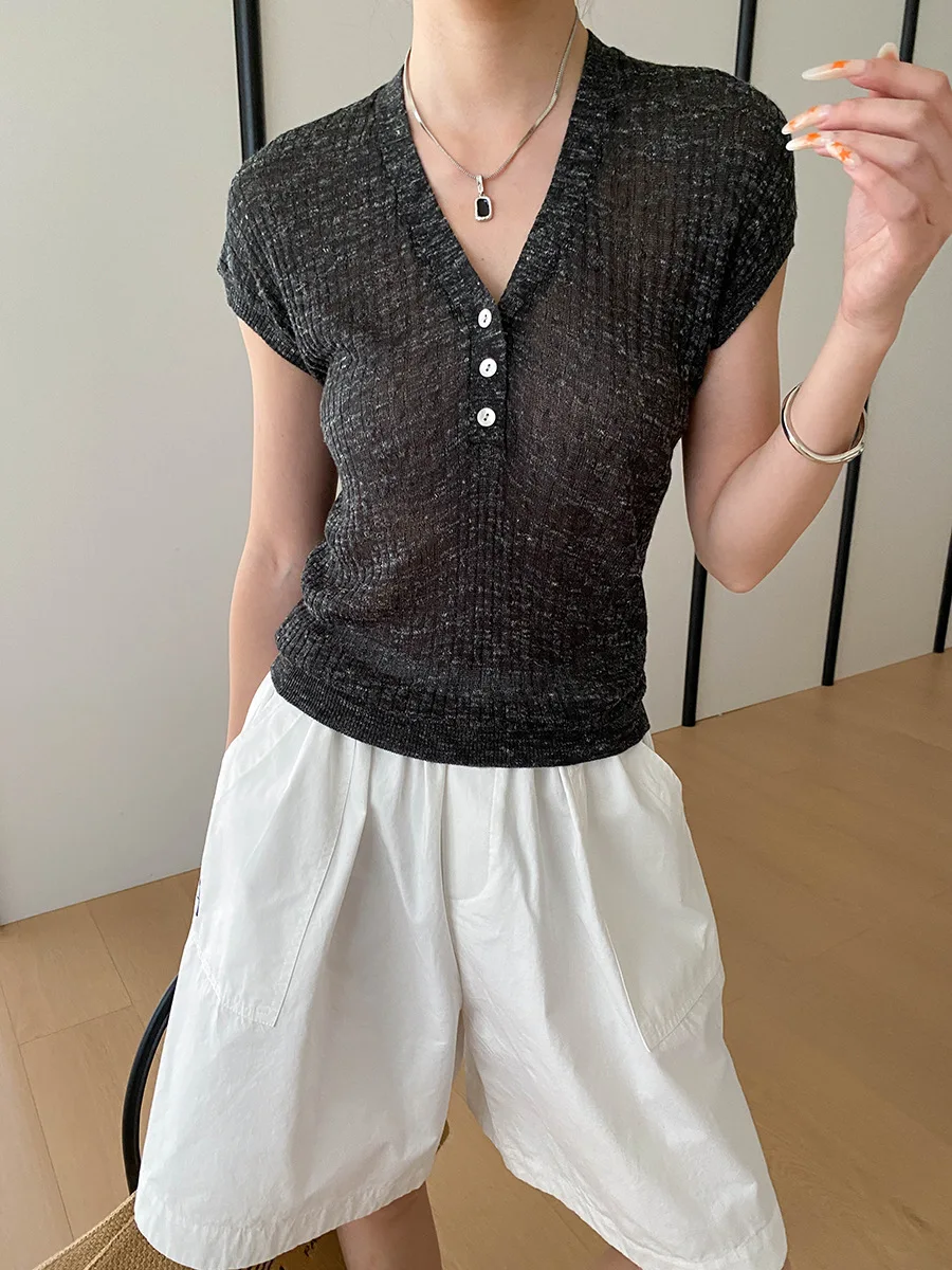 Sommerlicher Damenpullover in unifarbenem Design mit Knopfleiste, V-Ausschnitt und schlankem Schnitt, kurzärmelig. – Detail 18