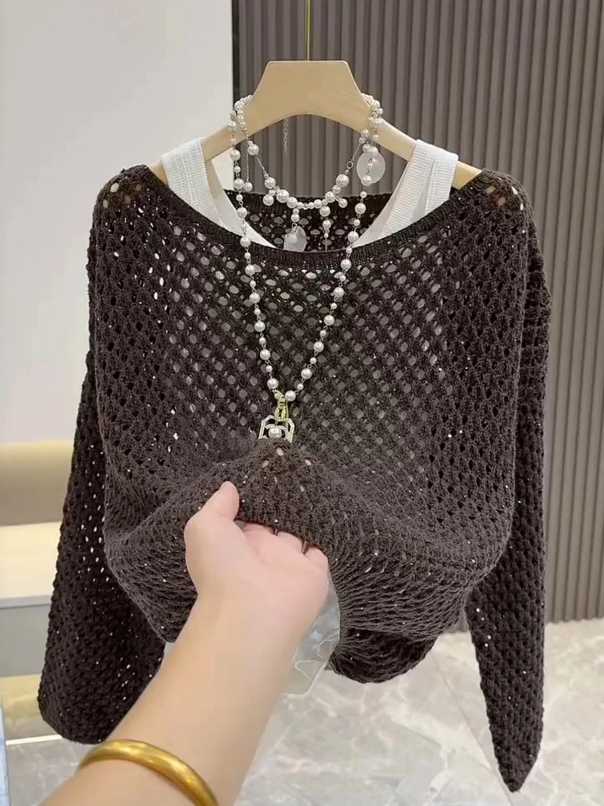 

Женский комплект из двух предметов: укороченный топ с вырезами и облегающие брюки. Модный осенний новый тренд для повседневной носки.