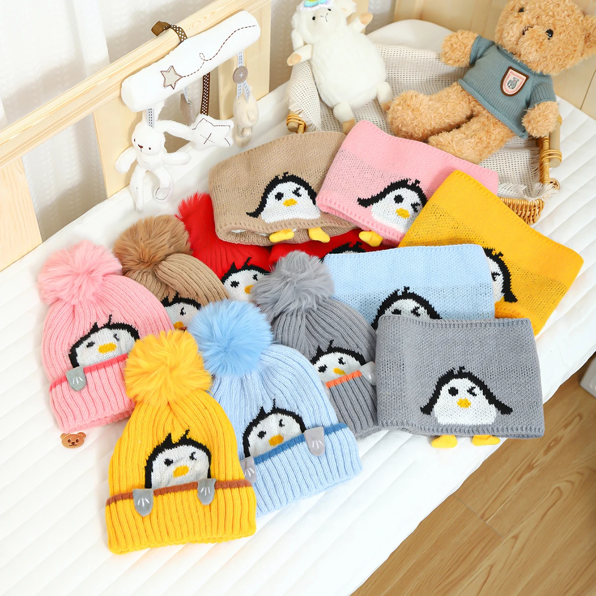 

Cute Penguin Children's Hat and Scarf Set Thick Knitted Ear-Protecting Hat Suitable for Baby Boys and Girls in Winter