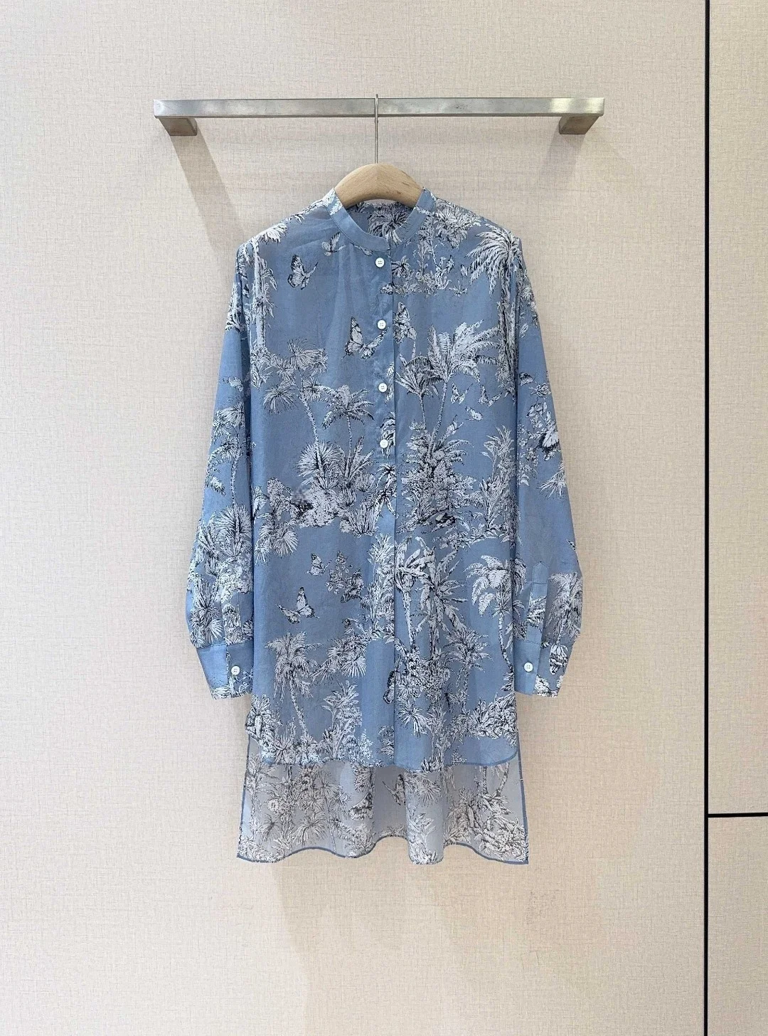 

2025 Spring/Summer New High - End Imported 100% Cotton Butterfly Embroidery Long Sleeve Shirt. Decorated with Natural Shell Butt