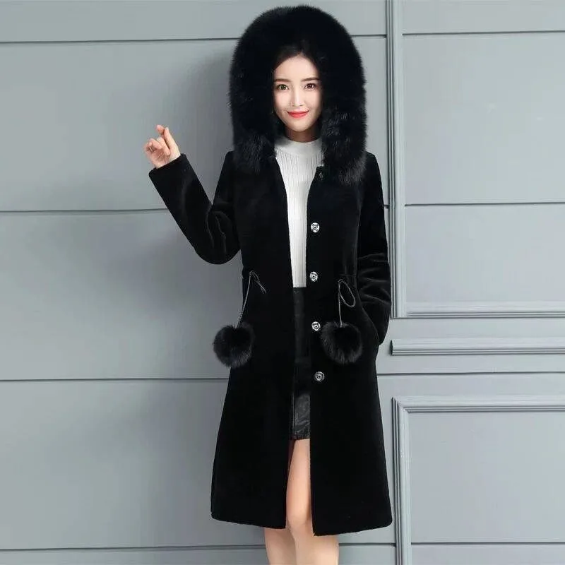 

A new mid-length cut-down coat for women with cinched waist thickened hooded fur collar and mixed