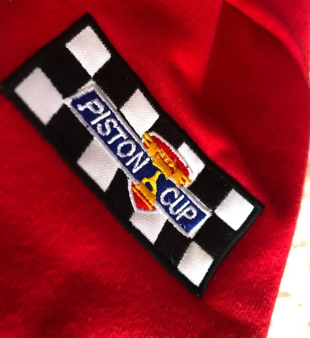 Herren- und Damen-Baseballjacke im Rennstil in Rot und Schwarz mit Flammenmuster, Nummer 95, einreihig, amerikanischer Stil, Outdoor-Bekleidung – Detail 6