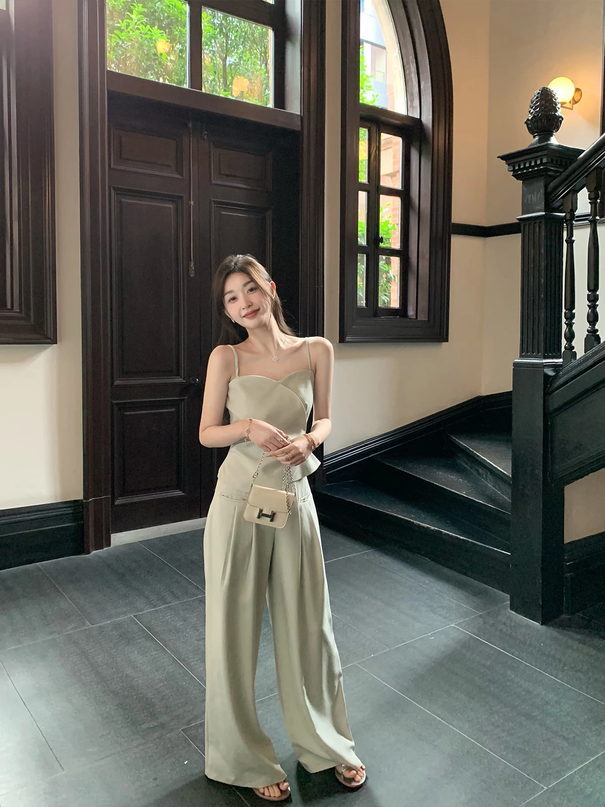 

Комплект из двух предметов Ele Two-Piece Set: летний костюм с широкими брюками и длинным топом на бретелях с дизайнерским вырезом Fan ape Arc, вдохновленный Chen Chen's High nce Sensation.