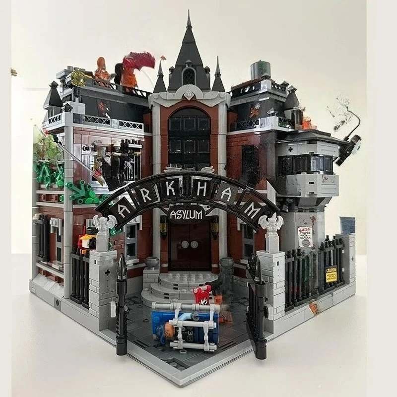 

Модель здания психиатрической больницы Аркхэм 76300, подходит в качестве подарка на день рождения, предмета коллекционирования или декоративного элемента для взрослых.