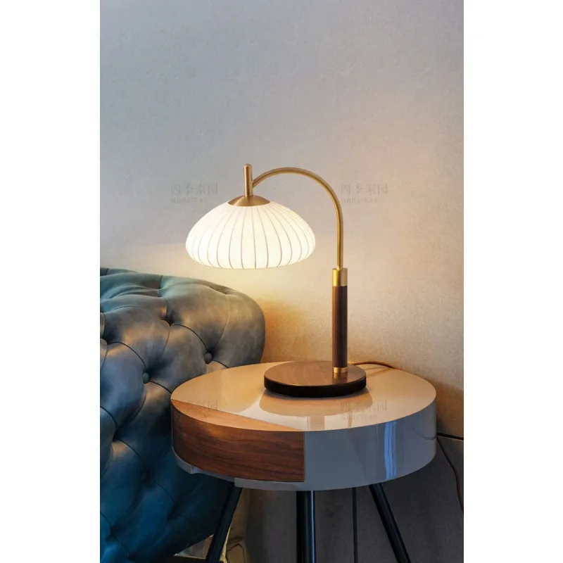 French retro desk lamp with a high-end feel, American walnut wood Chinese bedroom bedside lamp