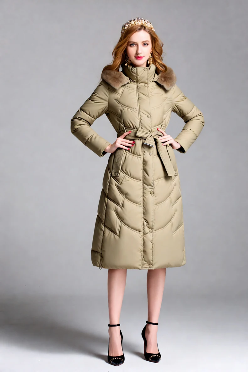 Piumino lungo trapuntato da donna con cappuccio in pelliccia e piumino d'anatra bianco in vita con cintura per il calore invernale e uno stile elegante