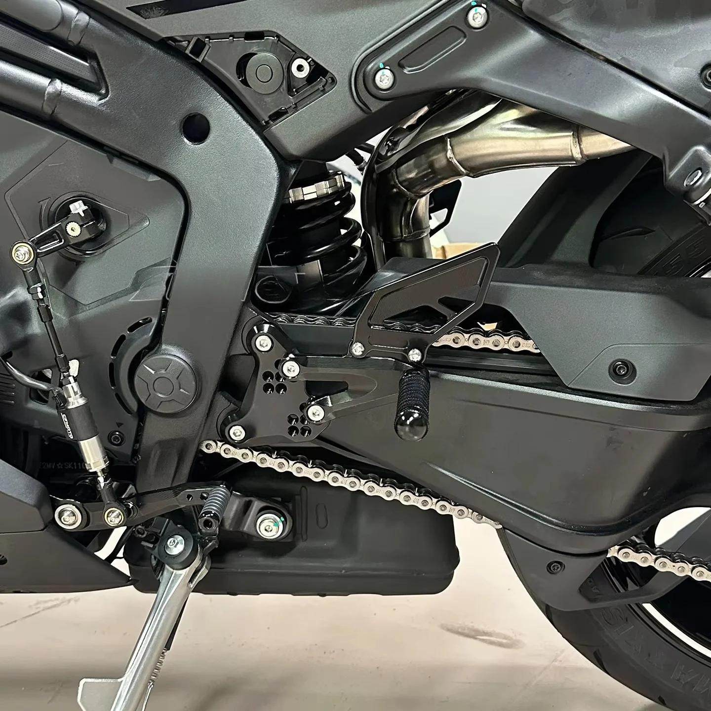 For CFMOTO 750SR 750SR-S 750SS Motorcycle CNC Adjustable Rear Foot Pedal Rearset Footpeg Footrests Foot Rests 750 SR S SS